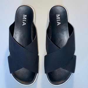 MIA sz 6 black leather slip on sandals